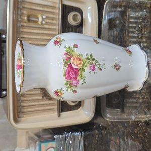 VINTAGE ROYAL ALBERT OLD VOUNTRY ROSES VASE - 1962. BONE CHINA.